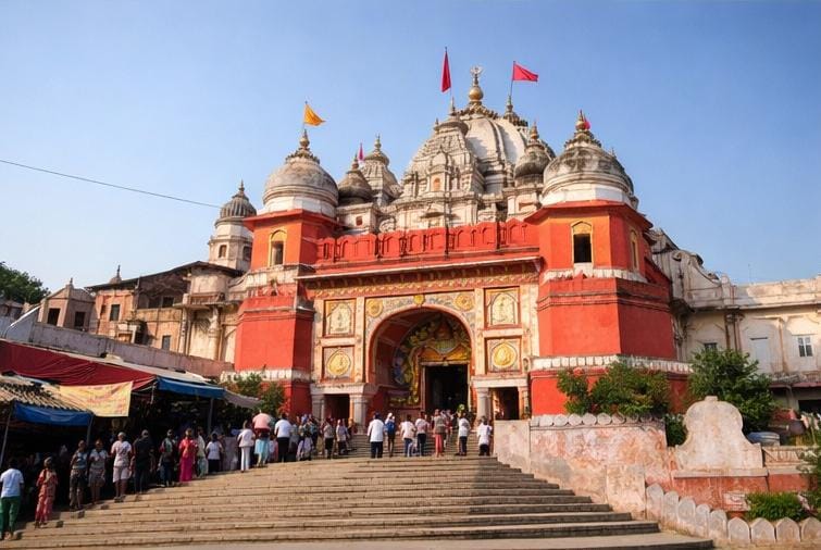 Devotees visiting Hanuman Garhi temple during Ayodhya tour package